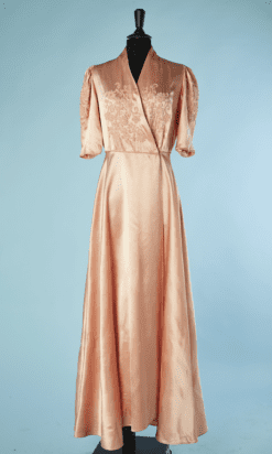 B4599-Deshabille-1940-en-satin-rose-brodee-au-cordonnet-epaule-et-poitrine-T38-001