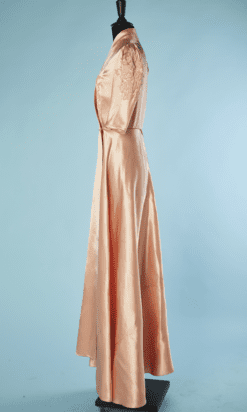 B4599-Deshabille-1940-en-satin-rose-brodee-au-cordonnet-epaule-et-poitrine-T38-001