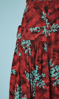 B4600-Robe-1940-en-crepe-rouge-imprime-de-fleurs-et-feuilles-turquoise-et-rouge-T36-001