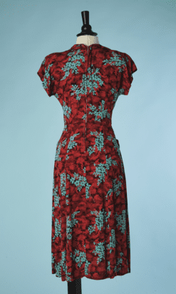 B4600-Robe-1940-en-crepe-rouge-imprime-de-fleurs-et-feuilles-turquoise-et-rouge-T36-001