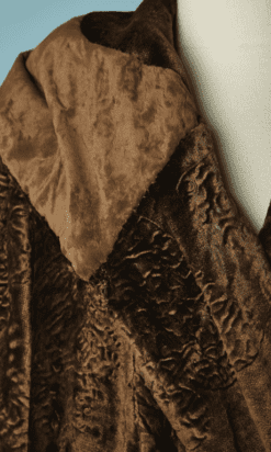 B4607-Manteau-1925-en-velours-marron-avec-motifs-ton-sur-ton-T40-001