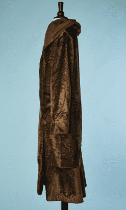 B4607-Manteau-1925-en-velours-marron-avec-motifs-ton-sur-ton-T40-001