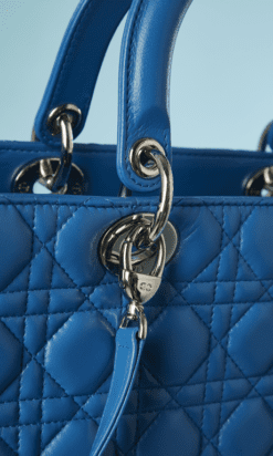 B4678-Sac-en-cuir-bleu-matelasse-Christian-Dior-01