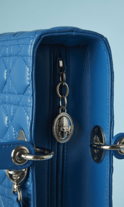 B4678-Sac-en-cuir-bleu-matelasse-Christian-Dior-01
