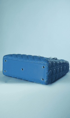 B4678-Sac-en-cuir-bleu-matelasse-Christian-Dior-01
