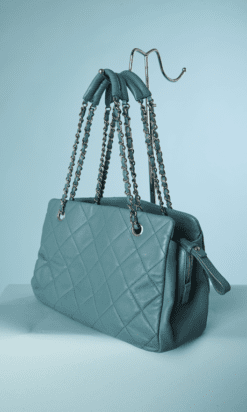B4683-Sac-en-cuir-bleu-mattelasse-Chanel-34cm-X-14cm-X-20cm-01