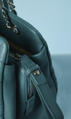 B4683-Sac-en-cuir-bleu-mattelasse-Chanel-34cm-X-14cm-X-20cm-01