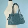 B4683-Sac-en-cuir-bleu-mattelasse-Chanel-34cm-X-14cm-X-20cm-01