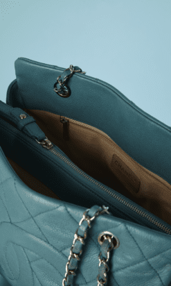 B4683-Sac-en-cuir-bleu-mattelasse-Chanel-34cm-X-14cm-X-20cm-01