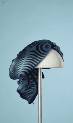 B4765-Chapeau-1940-satin-bleu-rayures-noires-03