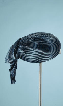 B4765-Chapeau-1940-satin-bleu-rayures-noires-03