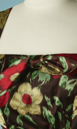 B4835-Robe-1950-en-satin-marron-chine-a-la-branche-de-fleurs-T34-01