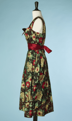 B4835-Robe-1950-en-satin-marron-chine-a-la-branche-de-fleurs-T34-01