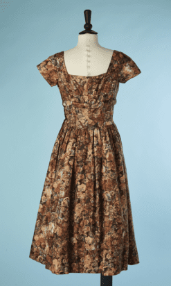 B4860-Robe-Givenchy-1955-voir-couture-interieur-en-soie-marron-imprime-fleurs-T340-01