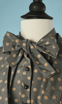 B4864-Robe-et-demi-manteau-en-soie-grise-pois-beige-Lucile-Manguin-1952-T3234-01