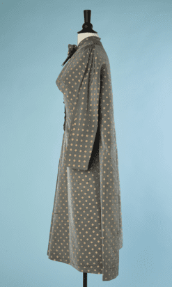 B4864-Robe-et-demi-manteau-en-soie-grise-pois-beige-Lucile-Manguin-1952-T3234-01