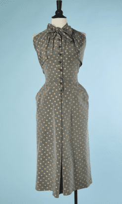 B4864-Robe-et-demi-manteau-en-soie-grise-pois-beige-Lucile-Manguin-1952-T3234-01