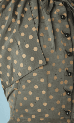 B4864-Robe-et-demi-manteau-en-soie-grise-pois-beige-Lucile-Manguin-1952-T3234-01