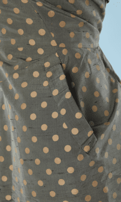 B4864-Robe-et-demi-manteau-en-soie-grise-pois-beige-Lucile-Manguin-1952-T3234-01