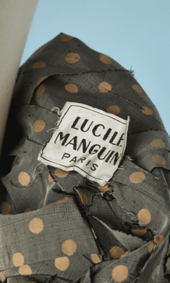 B4864-Robe-et-demi-manteau-en-soie-grise-pois-beige-Lucile-Manguin-1952-T3234-01
