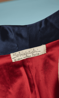 B4890-Manteau-1950-en-satin-marine-double-rouge-Schiaparelli-01.