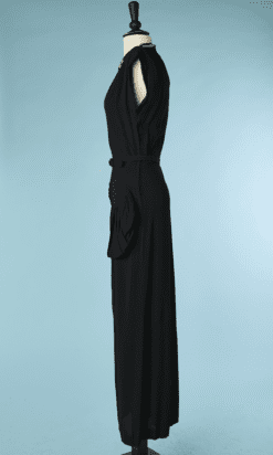B4932-Robe-longue-1940-en-crepe-noir-hanches-drapees-boutons-col-T36-01