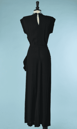 B4932-Robe-longue-1940-en-crepe-noir-hanches-drapees-boutons-col-T36-01