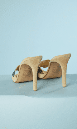 B5093-Paire-de-sandales-Versace-en-daim-avec-strass-T38-01