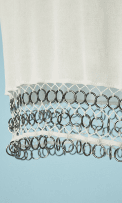 B5231-Robe-christian-Dior-en-maille-coton-blanc-et-anneaux-metalliques-t40-001