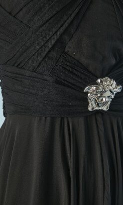 B5288-Robe-longue-du-soir-Versace-en-mousseline-de-soie-noire-broches-meduse-t36-001