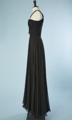 B5288-Robe-longue-du-soir-Versace-en-mousseline-de-soie-noire-broches-meduse-t36-001