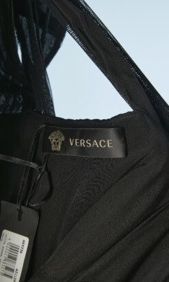 B5288-Robe-longue-du-soir-Versace-en-mousseline-de-soie-noire-broches-meduse-t36-001