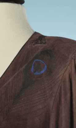 B5501-Veste-Roberto-Cavalli-en-daim-marron-et-plumes-de-paons-t36-001