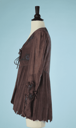 B5501-Veste-Roberto-Cavalli-en-daim-marron-et-plumes-de-paons-t36-001
