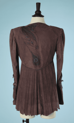 B5501-Veste-Roberto-Cavalli-en-daim-marron-et-plumes-de-paons-t36-001