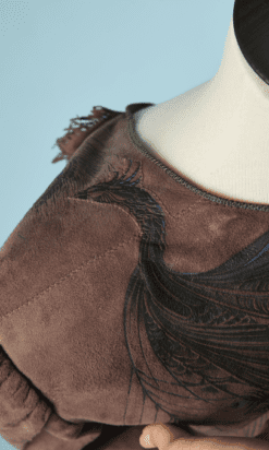 B5501-Veste-Roberto-Cavalli-en-daim-marron-et-plumes-de-paons-t36-001