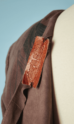 B5501-Veste-Roberto-Cavalli-en-daim-marron-et-plumes-de-paons-t36-001