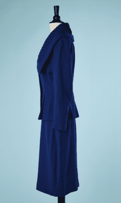 B5633-Tailleur-Lilli-Ann-en-lainage-bleu-large-col-plisse-boutons-strass-t40-42-001