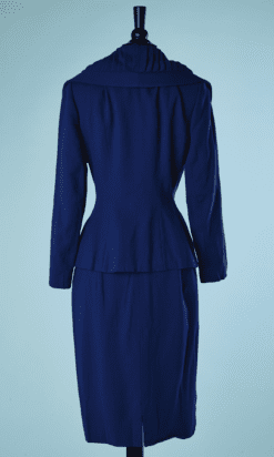 B5633-Tailleur-Lilli-Ann-en-lainage-bleu-large-col-plisse-boutons-strass-t40-42-001