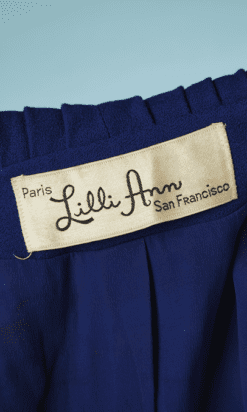 B5633-Tailleur-Lilli-Ann-en-lainage-bleu-large-col-plisse-boutons-strass-t40-42-001