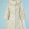 B5682-Manteau-1960-de-cocktail-en-satin-broche-blanc-ecru-et-argent-t36-38-001