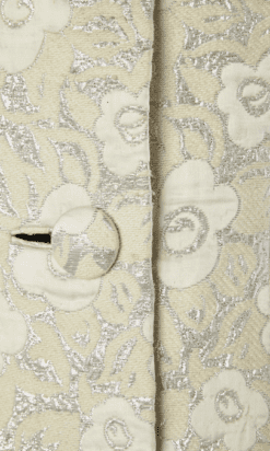 B5682-Manteau-1960-de-cocktail-en-satin-broche-blanc-ecru-et-argent-t36-38-001