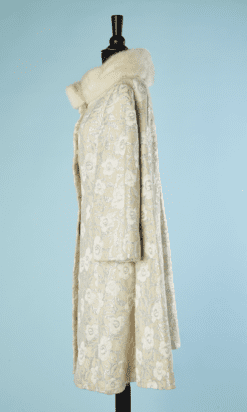 B5682-Manteau-1960-de-cocktail-en-satin-broche-blanc-ecru-et-argent-t36-38-001