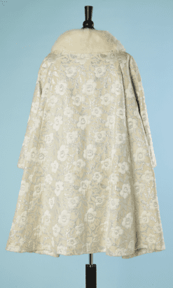 B5682-Manteau-1960-de-cocktail-en-satin-broche-blanc-ecru-et-argent-t36-38-001