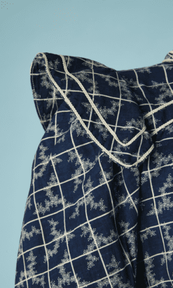 B5852-Deshabille-1880-coton-marine-barreaux-bleu-ciel-et-motifs-T34-01