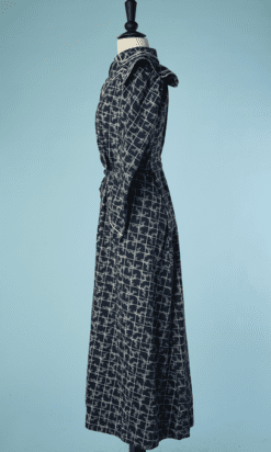 B5852-Deshabille-1880-coton-marine-barreaux-bleu-ciel-et-motifs-T34-01