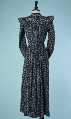 B5852-Deshabille-1880-coton-marine-barreaux-bleu-ciel-et-motifs-T34-01