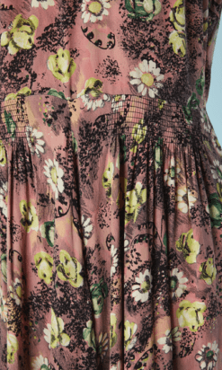 B5853-Robe-1940-en-crepe-rose-grise-imprime-jaune-et-vert-encolure-decoupee-T38-01
