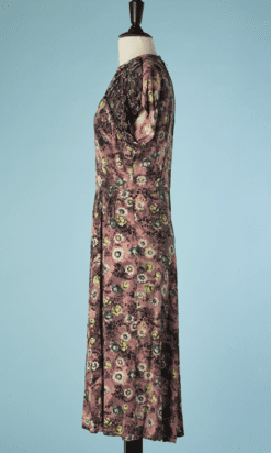 B5853-Robe-1940-en-crepe-rose-grise-imprime-jaune-et-vert-encolure-decoupee-T38-01