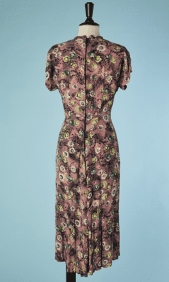 B5853-Robe-1940-en-crepe-rose-grise-imprime-jaune-et-vert-encolure-decoupee-T38-01